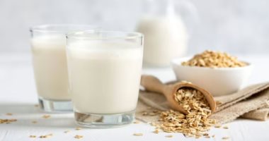 خليه على الفطار.. شرب حليب الشوفان الصديق للقلب يمنع امتصاص الكوليسترول فوائد حليب الشوفان