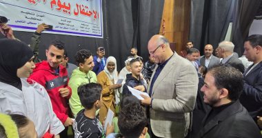 محافظ القليوبية يشهد احتفالية تكريم الأيتام بنادى المؤسسة العمالية بشبرا الخيمة جانب من حضور المحافظ الاحتفالية
