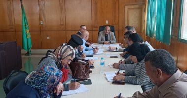 محافظ القليوبية: تطبيق شروط عمل السايس بساحات انتظار المركبات لتقديم خدمة أفضل جانب من الاجتماع