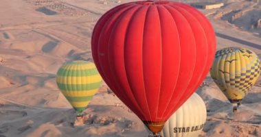 سماء الأقصر تشهد تحليق 70 رحلة بالون طائر على متنها 1800 سائح.. صور