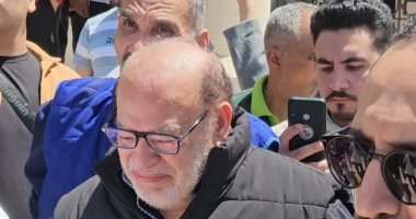 مشاهد مؤثرة في جنازة سليمان عيد.. نجوم الفن يشيعون الجثمان لمثواه الأخير.. بكاء صلاح عبد الله وكريم محمود عبد العزيز يواسيه.. انهيار ابنه وزوجته.. حمدي الميرغني يودعه بالدموع.. والسقا يتماسك رغم وجعه.. فيديو