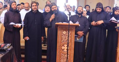 الأقباط يؤدون قداس الجمعة العظيمة بدير الأنبا متاؤس الفاخوري في إسنا.. صور