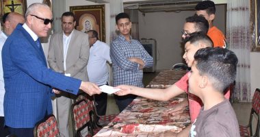 محافظ الأقصر يهنئ أطفال جمعية أصدقاء الكتاب المقدس بعيد القيامة المجيد