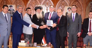 وفد "الجبهة الوطنية" فى زيارة للأنبا بولا للتهنئة بعيد القيامة المجيد وتقديم درع التكريم