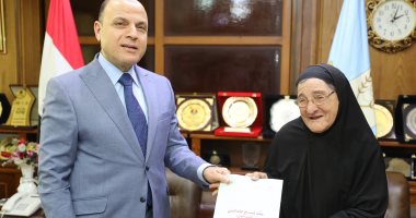 محافظ كفر الشيخ يُسلم 21 عقد تقنين أراضى أملاك دولة.. فيديو وصور مسنة تشيد بمحافظ كفر الشيخ