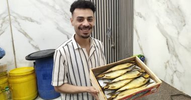 الأسماك المملحة وجبة طعام أساسية على المائدة بالغربية.. إقبال كبير من المواطنين على شراء الفسيخ والرنجة.. وأصحاب المحال: نستعد لشم النسيم وننتظره كل عام.. ولا بد من مراجعة تاريخ الإنتاج لكافة الأنواع.. صور الرنجة