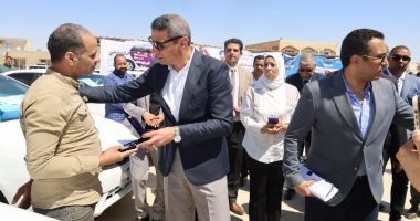 محافظ السويس يسلم 20 سيارة من الدفعة الأولى للمستحقين لسيارات التاكسى الجديدة محافظ السويس يسلم سيارات التاكسى الجديدة