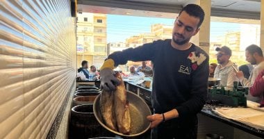 "الفسيخ" أكلة مصرية شهيرة نشرها المصريون القدماء واستمرت حتى الآن.. تحولت لصناعة يتقنها أبناء نبروه بالدقهلية وبعض محافظات الجمهورية.. موسم شم النسيم الأفضل ويشهد إقبالا من المواطنين على محلات المدينة.. فيديو بيع الفسيخ في نبروه