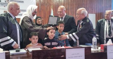 أسرة باحث بجامعة سوهاج حصل على الدكتوراه بعد وفاته: كان يحب العلم.. فيديو تكريم أسرة الباحث