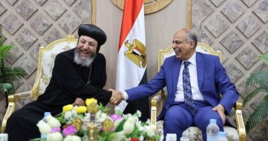 محافظ المنيا يقدم التهنئة للأقباط خلال جولة على المطرانيات بالمنيا