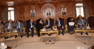 محافظ الغربية يزور كنائس طنطا للتهنئة بعيد القيامة ويوزع هدايا الرئيس السيسى