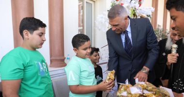 محافظ أسوان يوزع هدايا الرئيس السيسى والعيدية على الأطفال بالكنائس.. صور