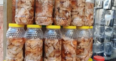 أسواق الفسيخ تنتعش ببيع الأسماك المملحة قبل شم النسيم فى أسوان.. فيديو وصور