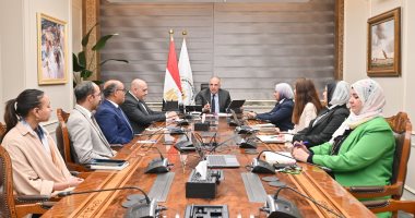 وزير الرى يبحث مقترح إعداد عدد من الأفلام الوثائقية لتوثيق تاريخ الرى فى مصر جانب من الإجتماع