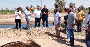 لجنة فنية تعاين موقع هبوط أرضى بطريق توشكى نصر النوبة بأسوان لصيانته.. صور