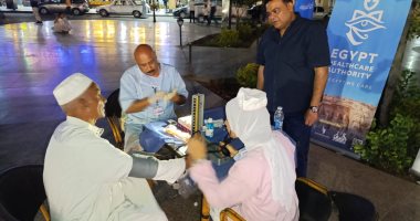 فرق طبية للرعاية الصحية تتواجد بمحيط الكنائس فى أسوان.. صور جانب من الكشف على صحة المواطنين
