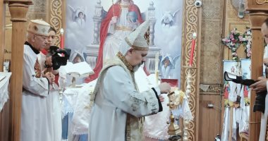 مطران بورسعيد يترأس قداس عيد القيامة المجيد بكنيسة العذراء مريم.. صور
