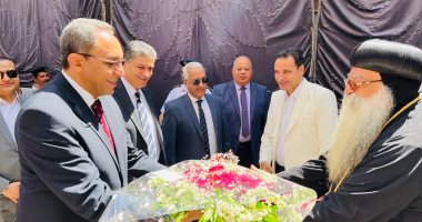 محافظ قنا يقدم التهنئة لأقباط دشنا بمناسبة عيد القيامة المجيد