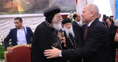 محافظ القاهرة يزور البابا تواضروس للتهنئة بعيد القيامة