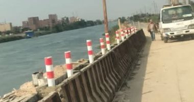 إنشاء حاجز  وتركيب لوحات إرشادية بنزلة الطريق الإقليمى لمنع الحوادث
