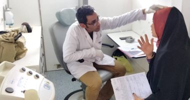فحص 1365 مواطناً في قوافل طبية مجانية بقرية بكفر الشيخ.. صور اجراء الكشف الطبي على سيدة بالقافلة المجلانية