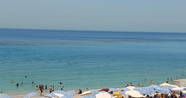 الناس كلها فى البحر.. إقبال على شواطئ الإسكندرية فى شم النسيم.. فيديو  