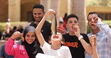 احتفالات شم النسيم.. الأهالى يستمتعون بالربيع فى حديقة الأزهر زوار حديقة الأزهر فى شم النسيم