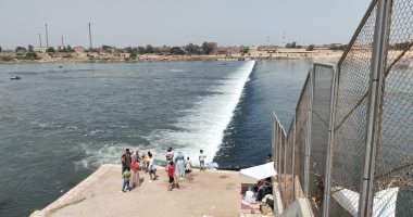 قناطر زفتى فى الغربية قبلة المواطنين باحتفالات شم النسيم.. إقبال كبير على التصوير أمام شلال المياه وكوبرى القناطر.. رسم على الوجوه وألعاب وطرابيش للأطفال.. والأهالي: نستمتع بأجواء عيد الربيع.. فيديو وصور