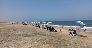 إقبال المواطنين على شواطئ مصيف بلطيم بكفر الشيخ للاحتفال بشم النسيم.. صور
