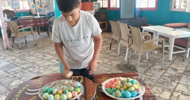 أطفال دمياط يستقبلون زوار رأس البر بالهدايا.. أدهم: حبيت أشاركهم الاحتفال