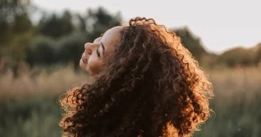 حلوة من غير مجهود.. نساء 4 أبراج يتمتعن بجاذبية فطرية.. الأسد الأبرز