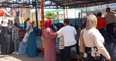 إقبال أهالى البحيرة على الحدائق العامة والمتنزهات للاحتفال بشم النسيم