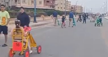 شاهد فرحة الأطفال وهما بيتفسحوا فى مصيف بلطيم بركوب العجل ونزول البحر