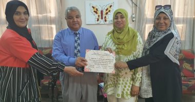وكيل التعليم يكرم موجهة رياض الأطفال الفائزة بمسابقة "الموجهة الداعمة" بالأقصر