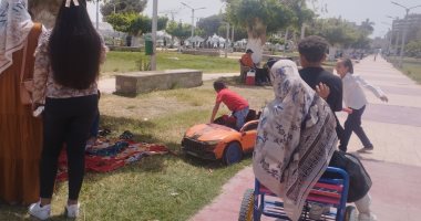 المنياوية يتحدون ارتفاع الحرارة ويخرجون للاحتفال بشم النسيم على الكورنيش