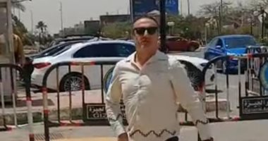 أحمد فايق وشريف مدكور في جنازة الدكتور نبيل سالم زوج سناء منصور