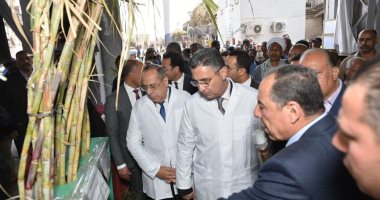 السكر المحلى يغزو منافذ المجمعات بعد ارتفاع الإنتاج لـ650 ألف طن حتى الآن.. استمرار توريد القصب والبنجر من المزارعين.. وزير التموين يوجه بصرف مستحقات الموردين أولا بأول.. ويمد فترة صرف الدعم الإضافى.. صور الدكتور شريف فاروق وزير التموين يطمئن على توريد القصب بالمصانع وإنتاج السكر المحلى