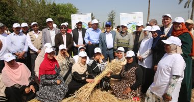 محافظ كفرالشيخ يتفقد مدرسة القمح بشباس الملح وسط فرحة الأهالى بنجاح التجربة محافظ كفر الشيخ مع المزارعين