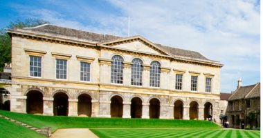 كأس مصنوع من جمجمة بشرية مزين بالفضة على مائدة عشاء جامعة أكسفورد كلية ووستر بجامعة أكسفورد