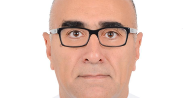 فوز أستاذ جراحة العظام بطب قصر العينى بالميدالية الفضية بمعرض جنيف للاختراعات.. ابتكر جهازا لجراحة تصحيح اعوجاج العمود الفقرى باستخدام الروبوت الجراحى.. رئيس جامعة القاهرة: انجاز يرسخ مكانة الجامعة
