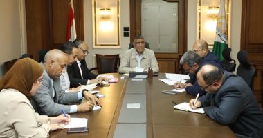 محافظ الجيزة: إنشاء قاعدة بيانات تضم الإمكانات والتحديات المتعلقة بمنظومة النظافة جانب من الاجتماع