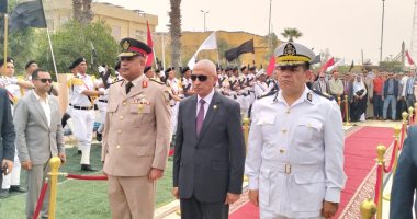 محافظ شمال سيناء يضع إكليل الزهور على قبر الجندى المجهول.. صور