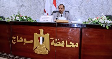 محافظ سوهاج يوجه بتوزيع حقائب مواد غذائية على عمال النظافة والعاملين بالوحدات المحلية اللواء دكتور عبد الفتاح سراج محافظ سوهاج