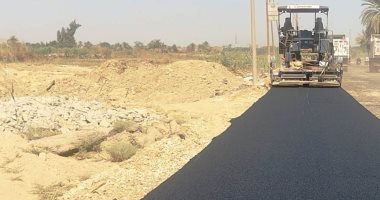 تركيب لوحات إرشادية لتوجيه الحافلات السياحية ورصف طريق إدفو مرسى علم فى أسوان