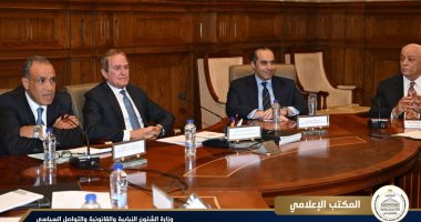 مصر تستعرض التقدم الحقوقى أمام أنظار العالم.. المستشار محمود فوزى يؤكد العمل المستمر سبب نجاح القاهرة فى عرض ملفها أمام المجتمع الدولى.. الخارجية: قانون الإجراءات الجنائية يعزز منظومة العدالة الجنائية