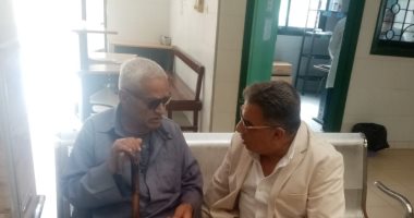 محافظ الدقهلية ينتظر مريض أمام عيادة أسنان بوحدة صحية للاطمئنان عليه.. تفاصيل