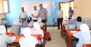 مدير تعليم سوهاج يتابع انتظام الدراسة وامتحانات شهر أبريل بمدارس المحافظة