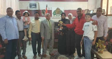 تكريم طالبة بالأقصر لحصادها المركز الأول على الجمهورية فى بطولة تنس الطاولة