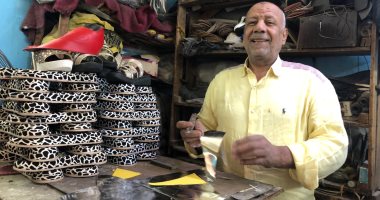 إبداع الأيدى لا تهزمه الماكينات.. صناعة الأحذية يدويًا مهنة صامدة فى ورش الدرب الأحمر.. أسطواتها ورثوا الحرفة أبًا عن جد وأكملوا المسيرة.. ويؤكدون: الجلد الطبيعى صلب المهنة.. والمنتجات اليدوية يستحيل أن تندثر رمضان جمعة صانع الأحذية