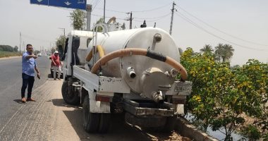 رئيس مركز البياضية يحيل عاملا للتحقيق لتفريغه مخلفات كسح الصرف فى رى الأشجار